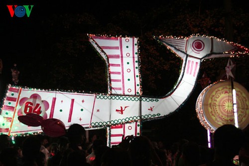 Lantern parade celebrates mid-autumn festival  - ảnh 5